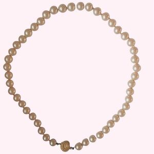 VTG Pearl Hand knotted Faux Necklace with Gold 3D Shell Clasp 16”L Cream Color